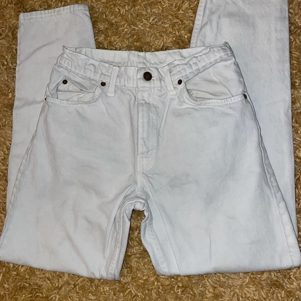 white boyfriend levi's